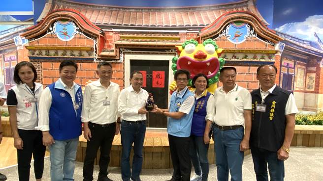 金门港务处也代表县府致赠侯友宜纪念酒，并预祝「心想事成」。(于家麒摄)