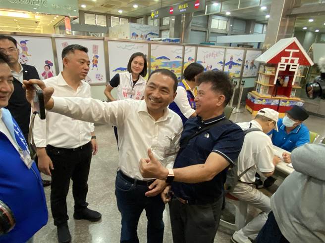 侯友宜一行参访水头港旅运大楼，沿途遇到不少支持者要求合影，大喊冻蒜！(于家麒摄)