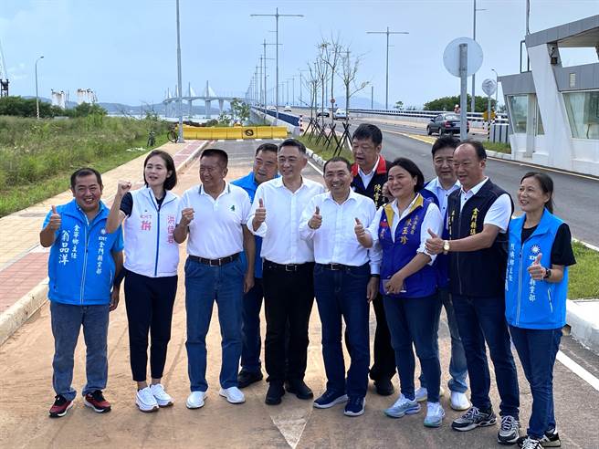 侯友宜一行视察金门大桥，也期盼「金厦大桥」能在国安无虞的前提下推动。(于家麒摄)
