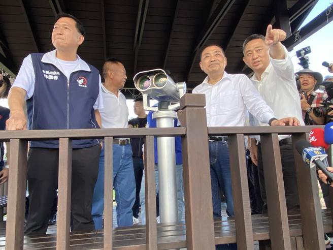 侯友宜一行于傍晚时前往烈屿双口沙滩，在前金门县长杨镇浯(右一)介绍下眺望对岸，期盼两岸之间都能永保和平。(于家麒摄)