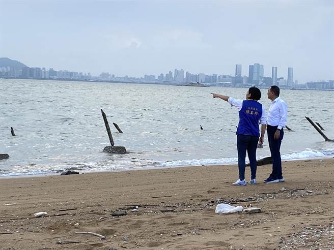 侯友宜与立委陈玉珍在烈屿双口沙滩远眺厦门，形成另类「海誓山盟」景象。(于家麒摄)
