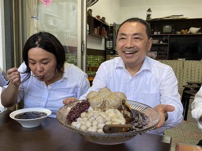 侯友宜一行前往烈屿品嚐当地古早味芋头冰品，忍不住食指大动、大快朵颐一番。(于家麒摄)