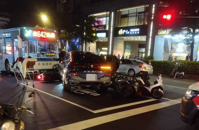 新店区中兴路、北宜路口发生一起严重车祸，1辆BMW疑似逆向，撞上路口4名正在等待红灯的机车骑士以及公车。（图／民眾提供）