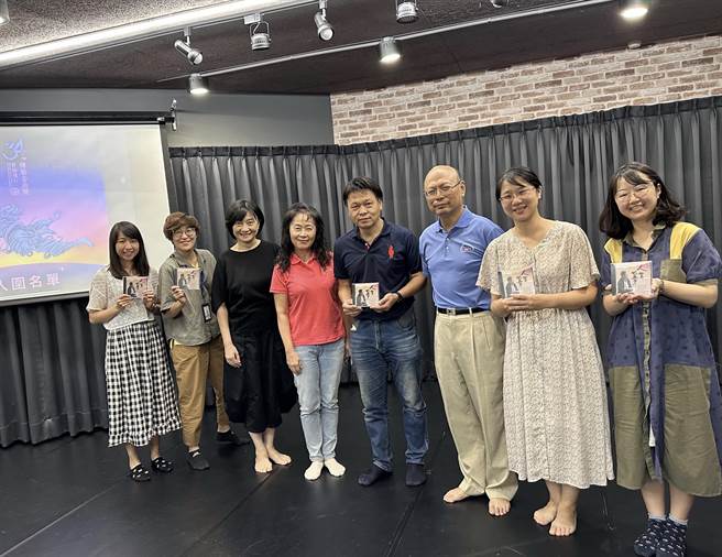 台中市政府文化局副局长曾能汀（右4）拜会「台中室内合唱团」。（台中市文化局提供／陈淑芬台中传真）