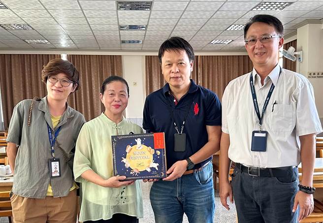 台中市政府文化局副局长曾能汀（右2）拜会「合和艺苑」及艺师林吴素霞 (左2)。（台中市文化局提供／陈淑芬台中传真）