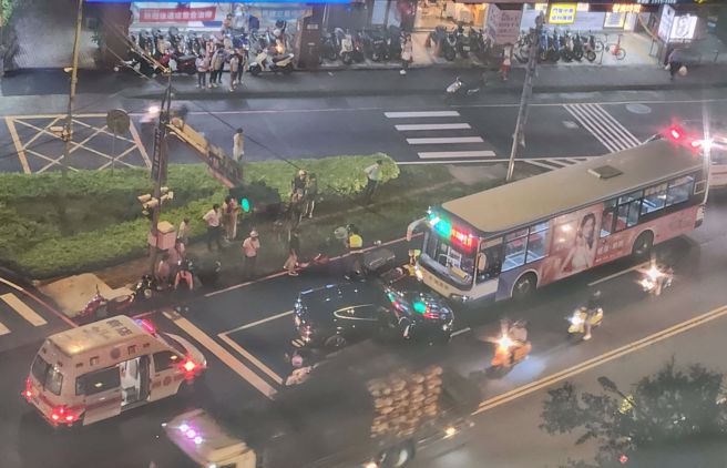 新店区中兴路、北宜路口发生一起严重车祸，1辆BMW疑似逆向，撞上路口4名正在等待红灯的机车骑士以及公车。（图／民眾提供）