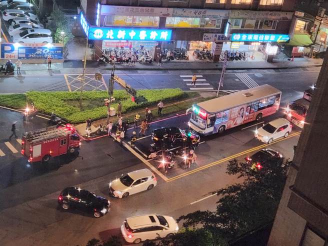 新店区中兴路、北宜路口发生一起严重车祸，1辆BMW疑似逆向，撞上路口4名正在等待红灯的机车骑士以及公车。（图／民眾提供）