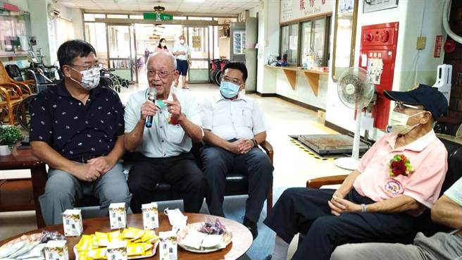 在823炮战65周年纪念日前夕，高雄荣家的荣民伯伯一起话当年。（高雄荣家提供／林瑞益高雄传真）