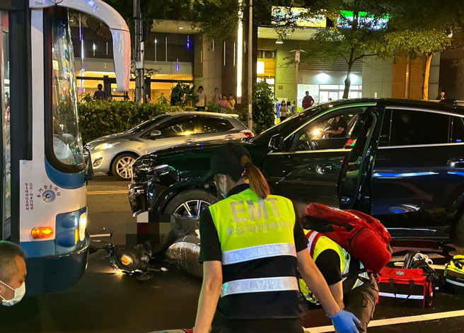 新店区中兴路、北宜路口发生一起严重车祸，1辆BMW疑似逆向，撞上路口4名正在等待红灯的机车骑士以及公车。（图／民眾提供）