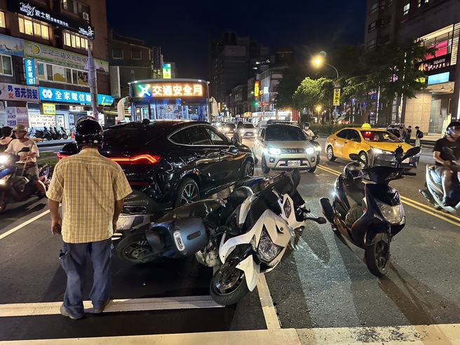 新店区中兴路、北宜路口发生一起严重车祸，1辆BMW疑似逆向，撞上路口4名正在等待红灯的机车骑士以及公车。（图／民眾提供）