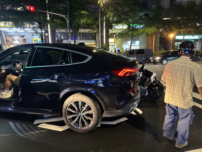 新店区中兴路、北宜路口发生一起严重车祸，1辆BMW疑似逆向，撞上路口4名正在等待红灯的机车骑士以及公车。（图／民眾提供）