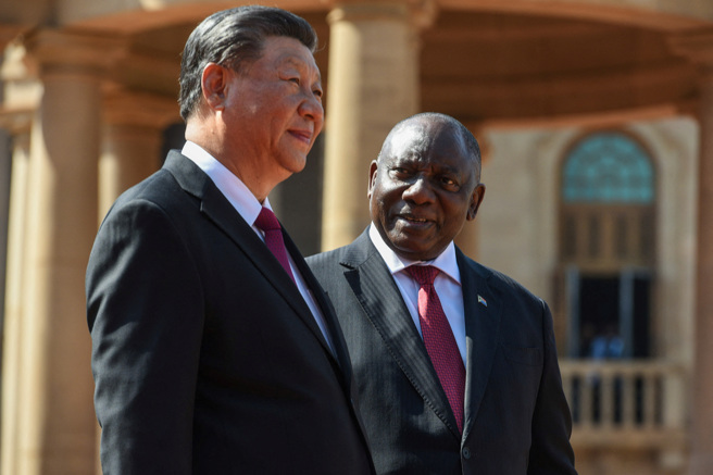 2023年8月22日，金砖国家峰会开幕致词前，南非总统拉玛佛沙（Matamela Cyril Ramaphosa）接待中国大陆领导习近平。（路透社）