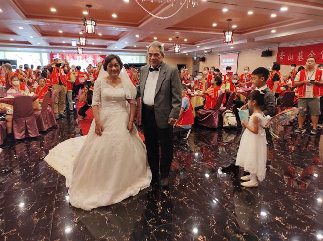 选在七夕当天，华山基金会高雄A区「2023爱老人 中秋亮起来」K歌餐会，上午10时30分于左营四海一家餐厅万寿厅举行，为2对老老照顾夫妻一圆婚礼梦。（华山基金会提供／林雅惠传真）
