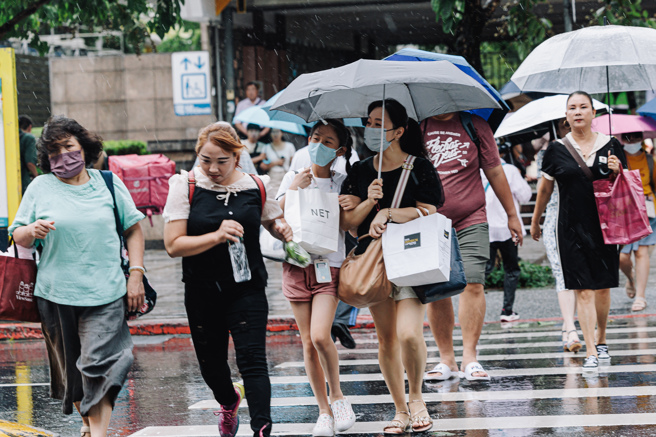 明天（30日）北部、东部及中部山区有雨，气温将在跨年前短暂回升。（示意图／郭吉铨摄）