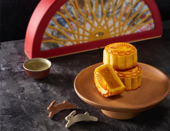 新光三越独家台北文华东方酒店－雅阁手工月饼礼盒，推荐价2500元。（新光三越提供）