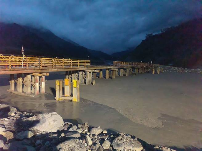 高雄市桃源区今天下午下豪大雨，导致台20线94K＋500明霸克露桥河床便道遭晚间土石流覆盖，所幸当时无人车进出，公路总局甲仙工务段今晚7时已紧急道路封闭。（公路总局甲仙工务段提供／林雅惠传真）