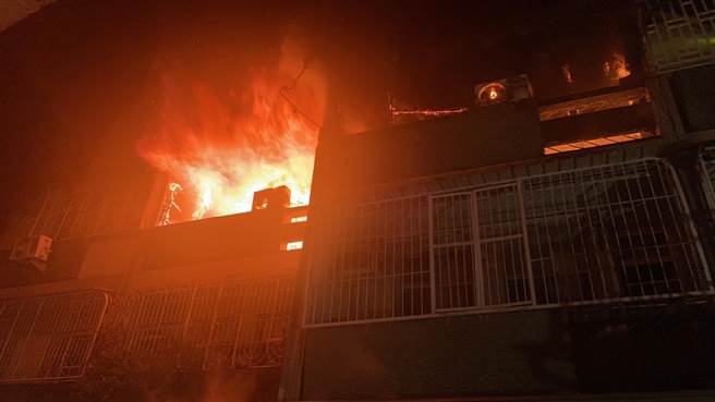 台南市北區林森路三段86巷內的民宅，今天晚間9點多傳出火警，火場竄出明火、濃煙密布。（讀者提供／洪榮志台南傳真）