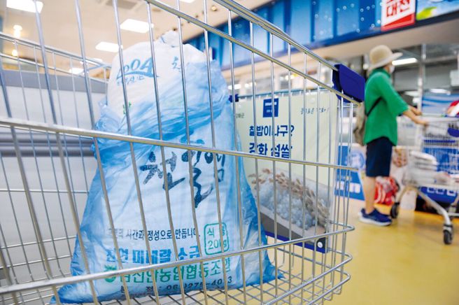 日本准备将福岛核废水排入海，引发亚洲邻国恐慌，韩国民眾担心吃到核食，疯抢海盐和海产囤货。（图╱新华社）