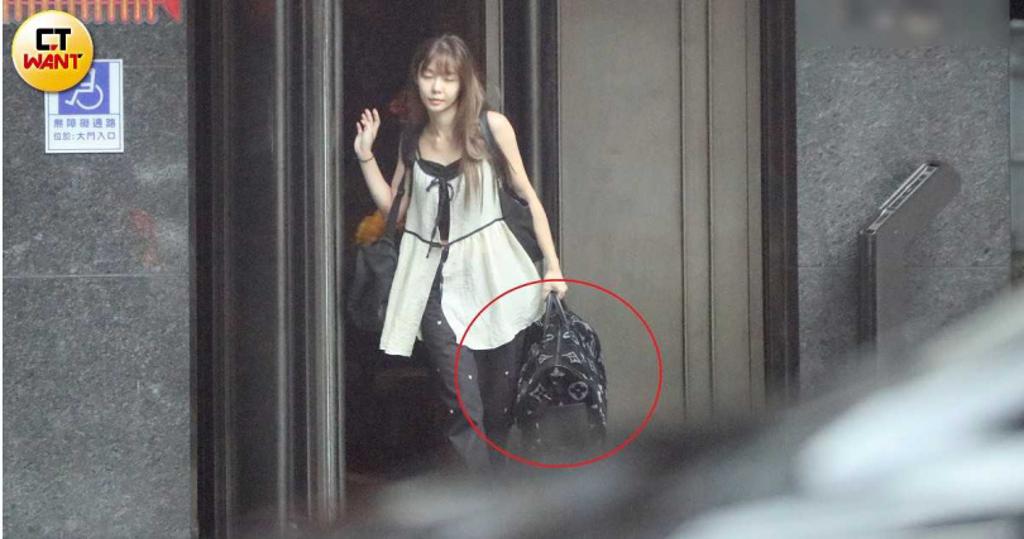 經過2小時半後，看來略顯憔悴的Yuri，拿著大包小包現身家門外準備出門。（圖／本刊攝影組）