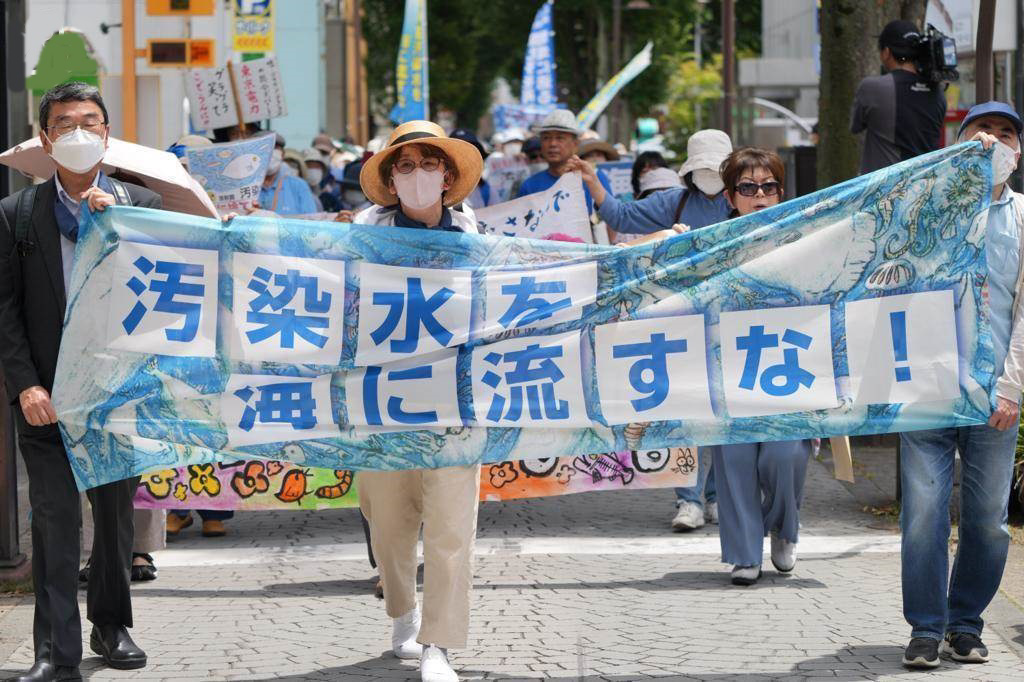 日本民眾6月底在福島市舉行集會抗議，反對核污染水排放入海。（本報資料照）