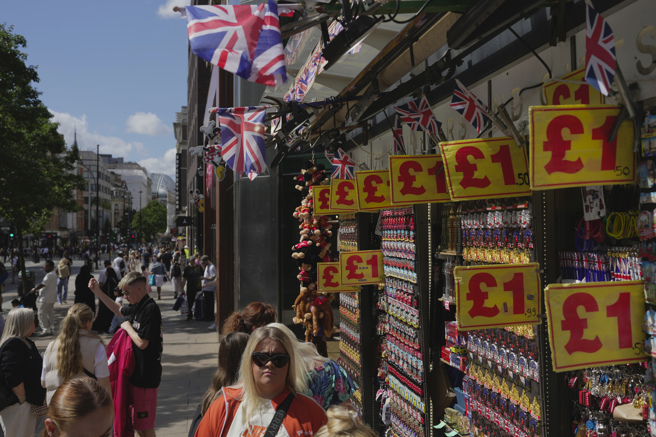 英国劳工正面临薪资水平难生活的严重困境，顶尖上市企业行长去年薪酬季增长16%，达到劳工的近120倍。（美联社）
