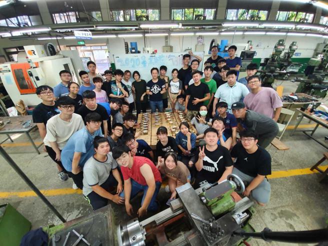 大同大学校训「工业报国」，并强调实作的重要，目前有50家育成厂商进驻校园，学校工厂的机器设备开放给学生及厂商使用，业者也会带进最新的设备和新知让产学接轨。（图／翻摄自大同大学FB）