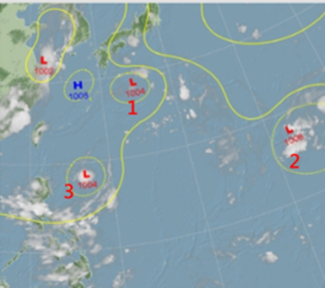 從東亞向東延伸至菲律賓東方海面為「季風低壓」環流所籠罩，其中有3個熱帶擾動醞釀。（翻攝《三立準氣象－老大洩天機》）