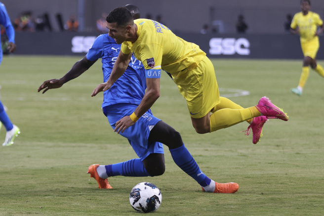 C羅（右）遭對手鏟倒在地。（美聯社資料照）