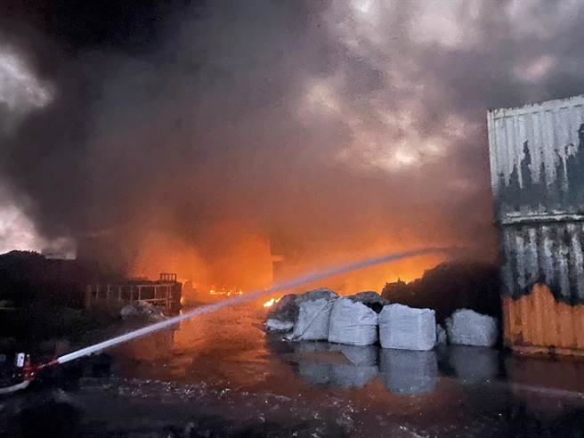 台中市梧棲區資源回收廠22日下午火警，經過一夜灌救，今天早上仍持續燃燒中。（台中消防局提供／陳淑娥台中傳真）