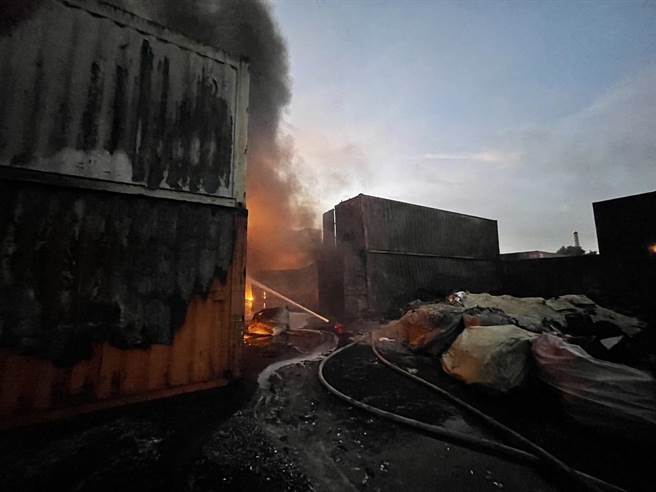 台中市梧棲區資源回收廠22日下午火警，經過一夜灌救，今天早上仍持續燃燒中。（台中消防局提供／陳淑娥台中傳真）