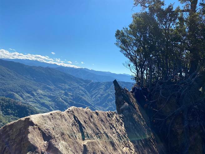 北得拉曼山是竹县热门登山路线，尖石乡公所在今年9月起周末採接驳方式到登山口，10月起增加周五管制日，直到11月中旬。（民眾提供／邱立雅竹县传真）