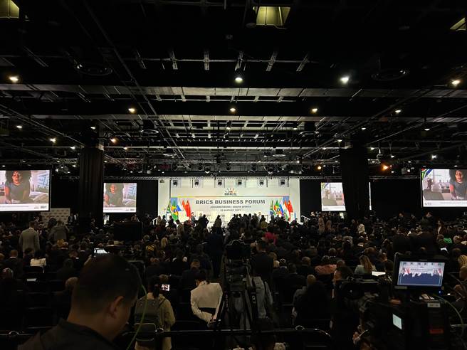 社交媒体平台X上，中国大陆外交部发言人华春莹贴出了一张会场的照片。照片中没有习近平的身影，但华春莹还是在配图文字中称「习近平主席在2023年金砖工商论坛闭幕仪式上发表了讲话。」（华春莹社交媒体平台X贴文截图）