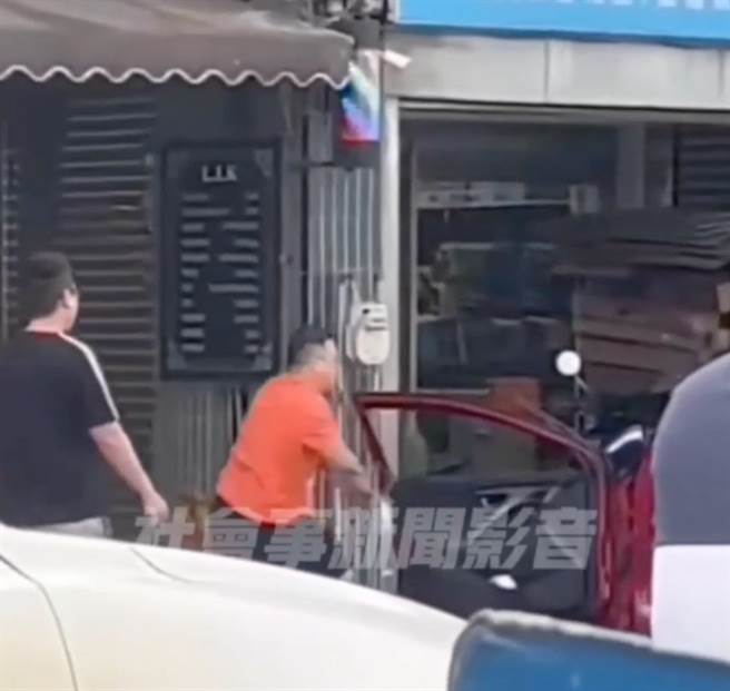 桃园市八德区介寿路一段上日前发生一起行车纠纷，后来却越演越烈，变成暴力砸车殴人事件。（图截自社会事影音／陈梦茹桃园传真）