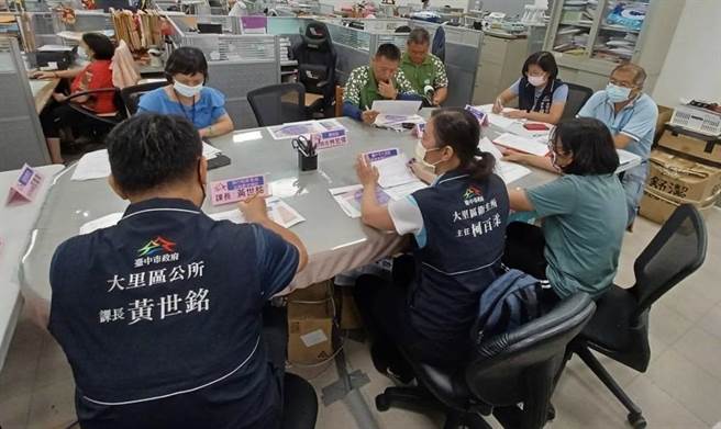 台中市衛生局積極針對境外移入或本土個案的居住地、活動地展開病媒蚊孳生源清除及化學防治。（台中市政府提供／馮惠宜台中傳真）