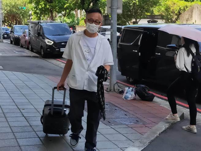 許常德幫陳盈潔拿絲巾（民眾提供）