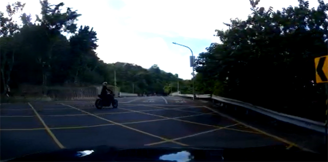刘姓骑士发现员警后，频频回头，形迹可疑，警车随后鸣笛拦查。（翻摄照片／洪靖宜高雄传真）
