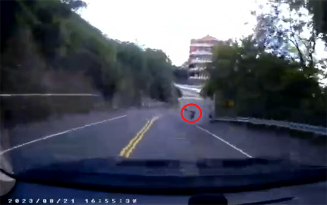 刘姓骑士发现员警后，频频回头，形迹可疑，警车随后鸣笛拦查。（翻摄照片／洪靖宜高雄传真）