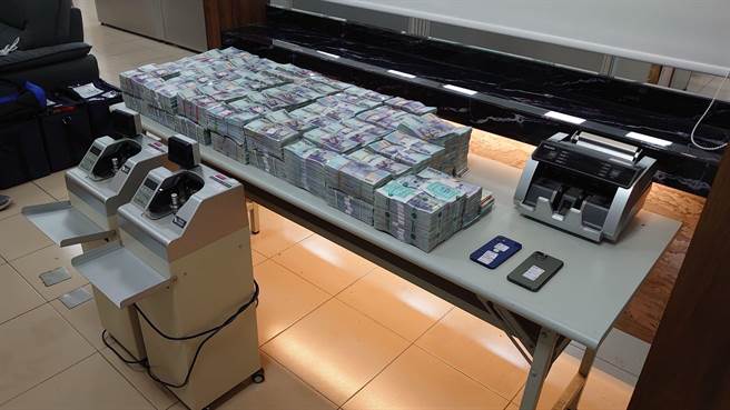 南市警三分局在北市松山區一處住辦大樓破獲詐騙水房，起出5088萬元贓款，警方直呼「沒看過這麼多現金」。（警方提供／曹婷婷台南傳真）