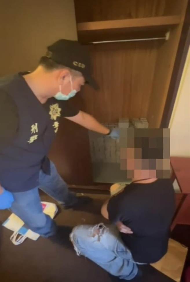 詐騙集團將贓款藏在房間衣櫃。（警方提供／曹婷婷台南傳真）