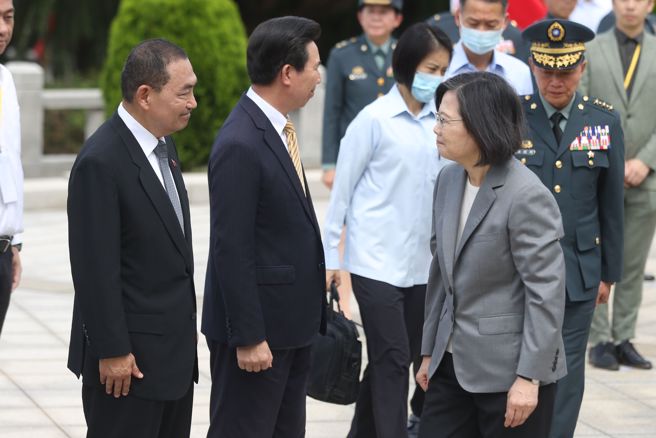 國防部23日舉辦八二三戰役勝利65周年」公祭暨追思活動，蔡英文總統、國民黨總統參選人侯友宜前往金門參加公祭追思活動，兩人在會上僅微笑點頭致意。（杜宜諳攝）