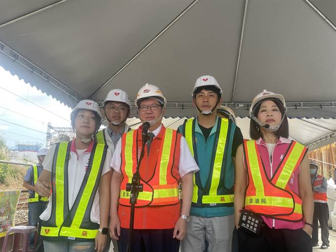 基本工資調不調9／8審議，行政院副院長鄭文燦(中)說，會做通盤考量。（呂筱蟬攝）