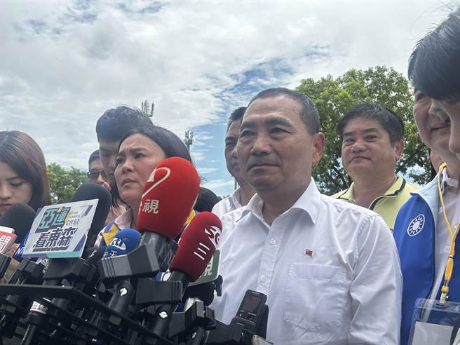 国民党总统参选人侯友宜上午参访金门酒厂，会前受访被问及与对岸通水通电。（陈薏云摄）