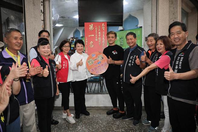 台中市长卢秀燕到锅烤节冠军店家清真恩德元饺子馆张贴红榜。(台中市府提供)