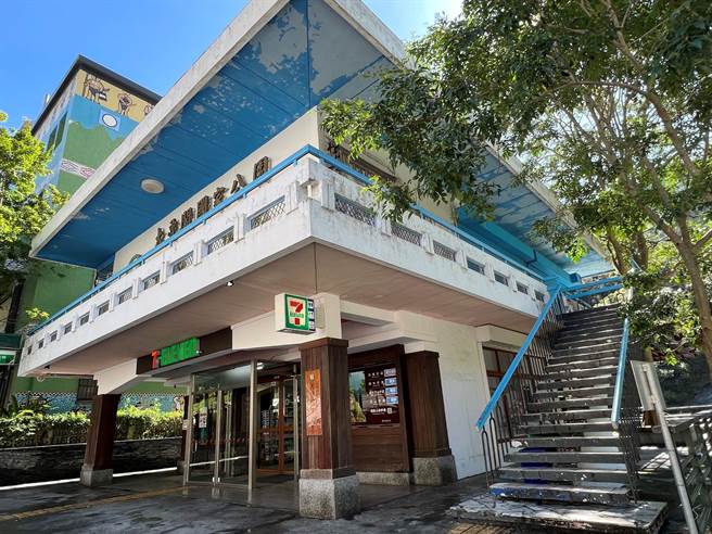 太鲁阁国家公园天祥游憩区的便利超商便是当地的重要物资补给站，门口却时常上演人猴抢食戏码。（太管处提供／罗亦晽花莲传真）