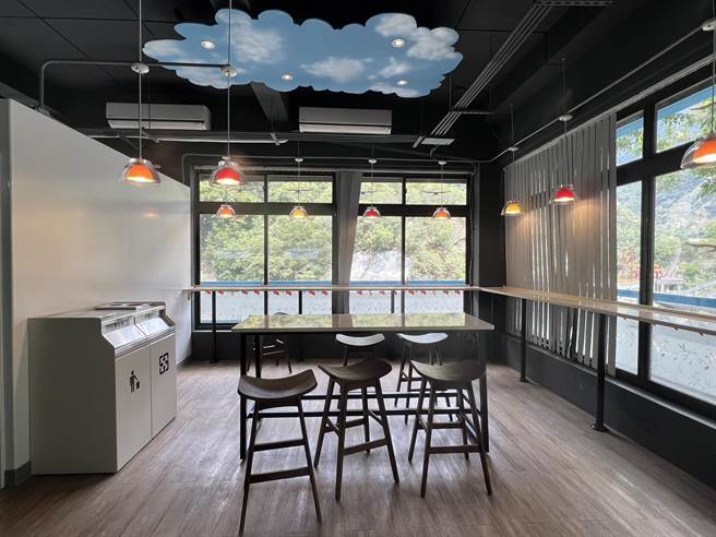 太鲁阁国家公园天祥游憩区的便利超商便是当地的重要物资补给站，门口却时常上演人猴抢食戏码，因此明天开始，太管处将开放2楼供游客用餐，降低人猴衝突。（太管处提供／罗亦晽花莲传真）