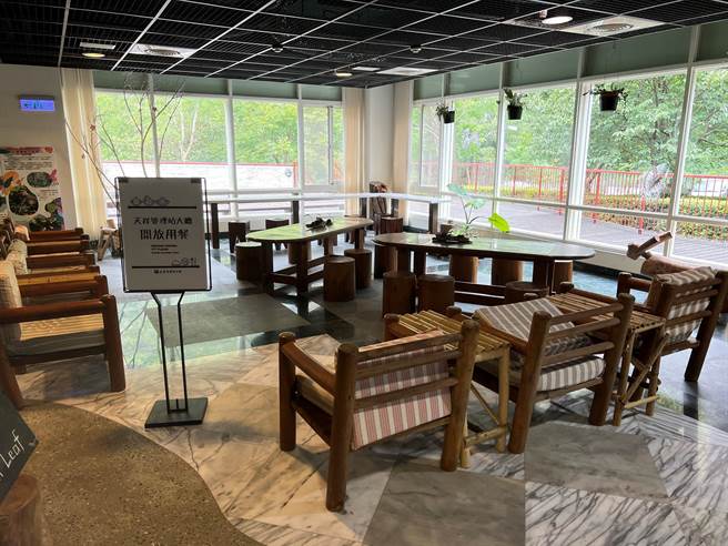 太鲁阁国家公园天祥游憩区的便利超商便是当地的重要物资补给站，门口却时常上演人猴抢食戏码，因此明天开始，太管处将开放门市对面的天祥管理站大厅供民眾用餐，降低人猴衝突。（太管处提供／罗亦晽花莲传真）