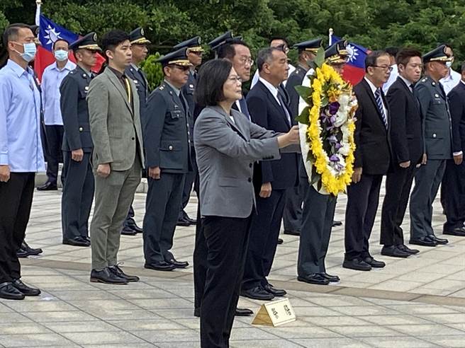 总统蔡英文今日前往金门太武山公墓，主持「八二三战役65周年」追思祭悼典礼。（于家麒摄）