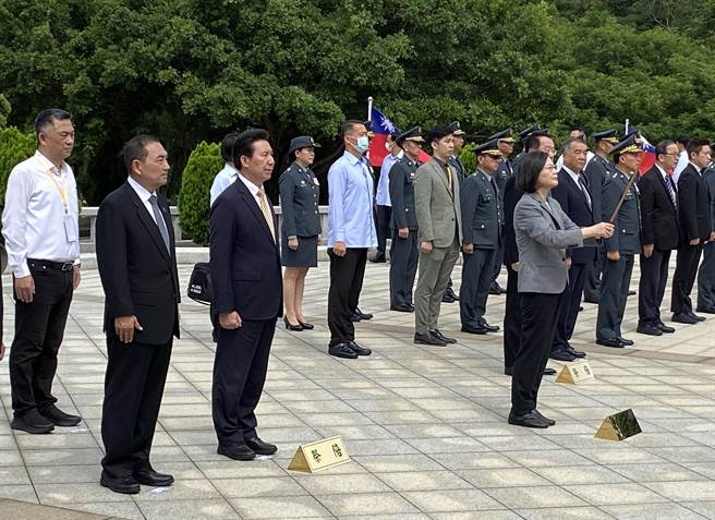 国民党总统参选人侯友宜(左二)也以新北市长的身分参与陪祭，与蔡总统同框向英勇殉国将士致意。（于家麒摄）