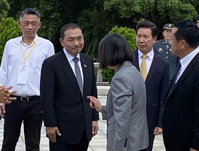 蔡总统离开会场前还特别回过身与候友宜寒暄，与一旁的陈福海3人难得出现「蓝绿白」的同框画面。（于家麒摄）