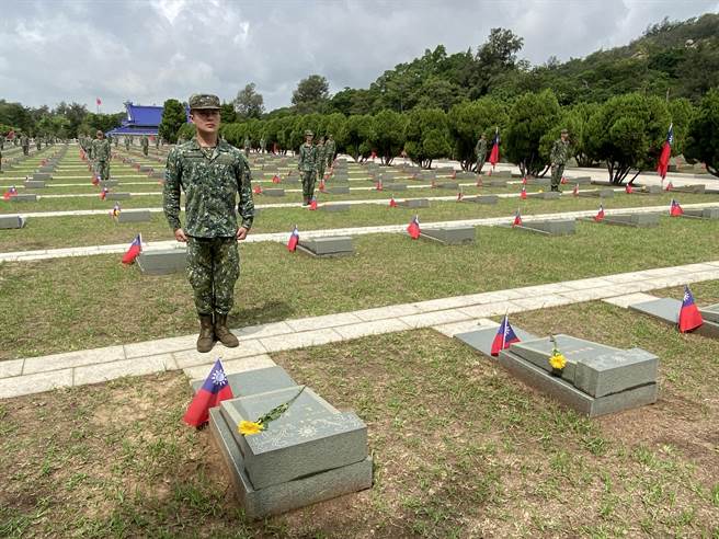 今天是八二三战役65周年纪念日，国防部于金门太武山忠烈祠及公墓举行隆重追思祭悼典礼。（于家麒摄）